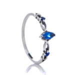 Anel de prata 925 três zircônias azul escuro