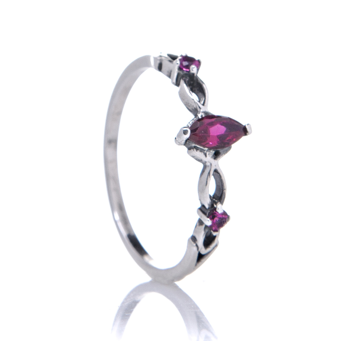 9045955225__DSC474720copiar.jpg Anel de prata 925 três zircônias rubi - Imagem 1