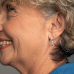 Brinco de prata 925 argola média cravejada com zircônias brancas 1,6 cm - Imagem 3