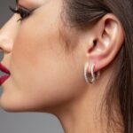 Brinco de prata 925 argola oval cravejada com zircônias branca - Imagem 3