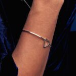 Bracelete de prata 925 oval liso coração vazado com fecho trava - Imagem 3