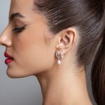 Brinco de prata base dupla cravejada com perola pendurada