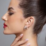 Brinco de prata estribo duplo cravejado