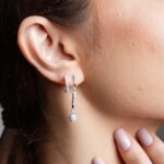 Brinco de prata fio duplo e bolinha cravejada