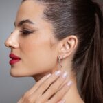 Brinco de prata infinito cravejado com gota lisa