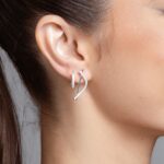 Brinco de prata palito curvado cravejado com zircônias