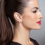 Brinco de prata palito curvado cravejado com zircônias