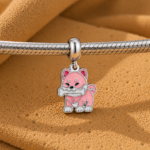 Berloque pingente cachorro rosa osso na boca aço inox - Imagem 2