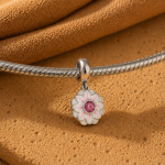 Berloque pingente flor de lótus resinado rosa com zircônia aço inox - Imagem 2