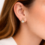 Brinco gota orgânica vazada zircônia banhado a ouro 18k - Imagem 2