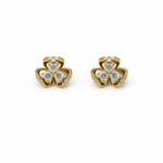Brinco de flor cravejada com três zircônias no meio banhado a ouro 18k