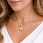 Pingente Espírito Santo aro coração banhado a ouro 18k - Imagem 2