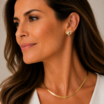 Brinco coração com zircônias em volta banhado a ouro 18k - Imagem 2