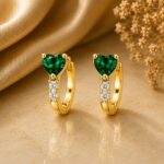 Argola fecho clique com coração esmeralda banhado a ouro 18k - Imagem 2