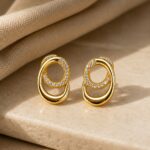 Brinco círculo duplo entrelaçado cravejado com zircônias cristal banhado a ouro 18k - Imagem 3