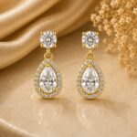Brinco base ponto de luz pingente zircônia gota cristal cravejada laterais banhado a ouro 18k - Imagem 3