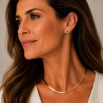Brinco triângulo cravejado ponto de luz turmalina banhado a ouro 18k - Imagem 2