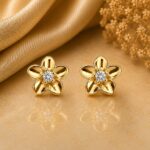 Brinco flor 5 pétalas lisas miolo zircônia banhado a ouro 18k - Imagem 3