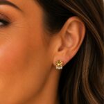 Brinco zircônia redonda champanhe com 3 zircônias detalhes banhado a ouro 18k - Imagem 2