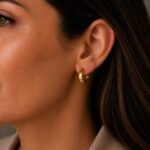 Brinco meia argola grossa lisa tarraxa banhado a ouro 18k - Imagem 2
