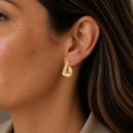 Brinco meia argola J liso tarraxa banhado a ouro 18k - Imagem 2