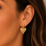 Brinco base com pingente coração rendado banhado a ouro 18k - Imagem 2