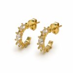 Brinco meia argola tarraxa com quatro zircônias cristal banhado a ouro 18k
