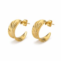Brinco meia argola grossa detalhes tarraxa banhado a ouro 18k