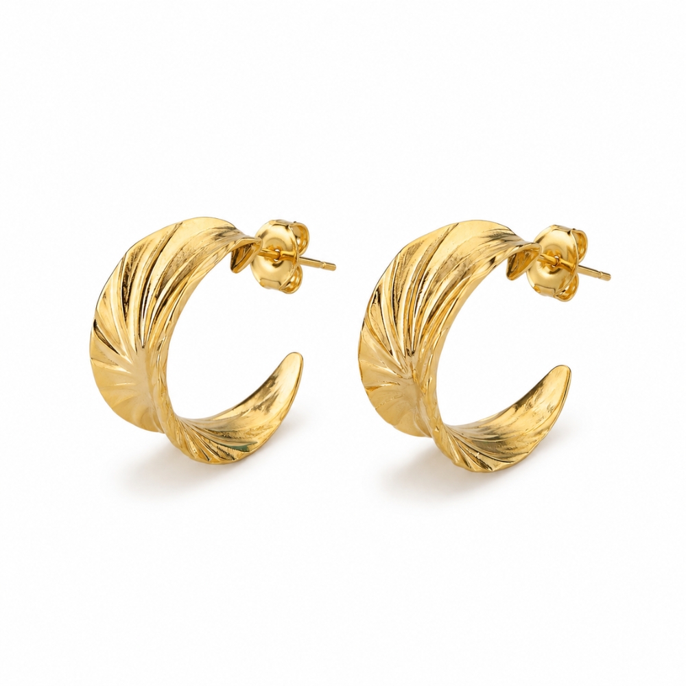 Brinco meia argola grossa detalhes tarraxa banhado a ouro 18k