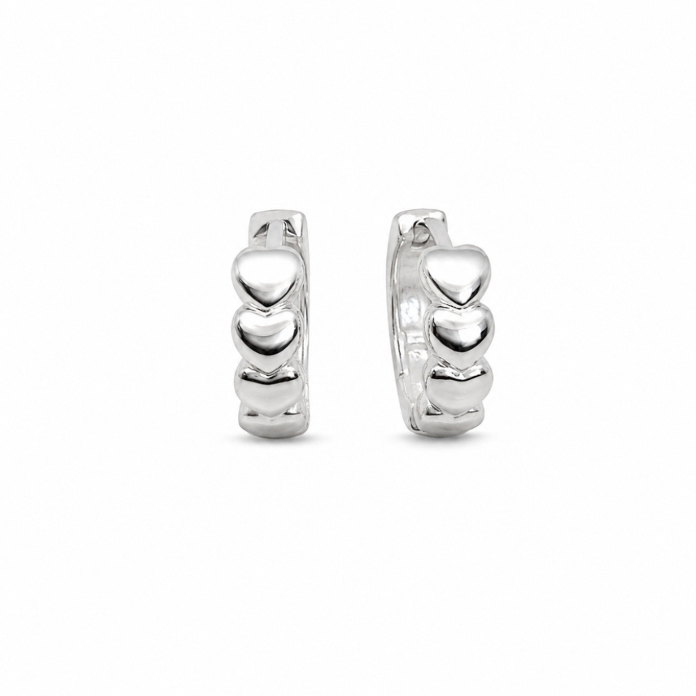 Brinco argola click corações frontal ligados 1,4 cm banhado a prata 925