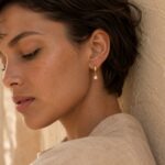 Brinco argola pingente ponto de luz 6 mm cristal banhado a ouro 18k - Imagem 3