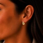 Brinco argola detalhes folhas vazadas banhado a ouro 18k - Imagem 5