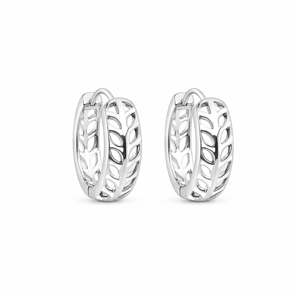 Brinco argola detalhes folhas vazadas banhado a prata 925