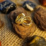 Brinco argola detalhes folhas vazadas banhado a ouro 18k - Imagem 4